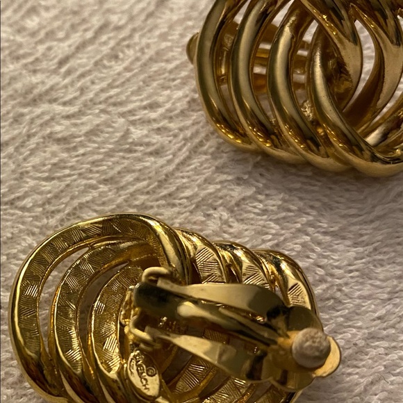 Givenchy earrings clip on